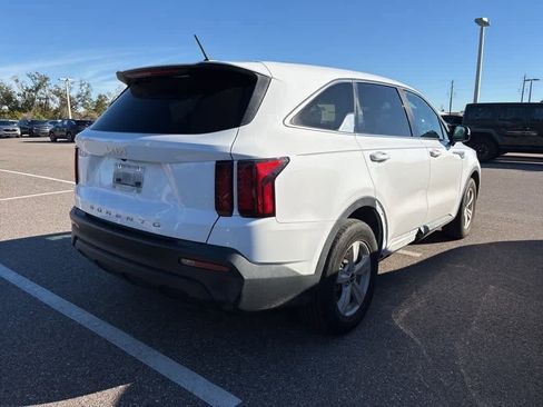 Used 2022 Kia Sorento LX image 3