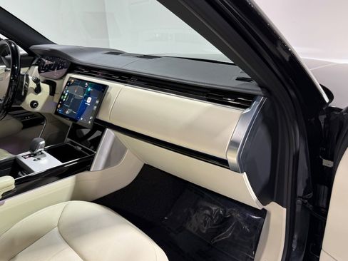 Used 2025 Land Rover Range Rover SE image 53