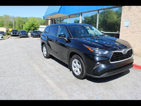 Used 2022 Toyota Highlander LE image 1