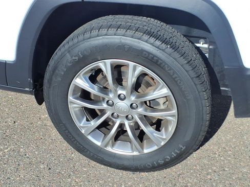 Used 2021 Jeep Cherokee Latitude Lux w/ Mopar Interior Package AWD/4WD image 21