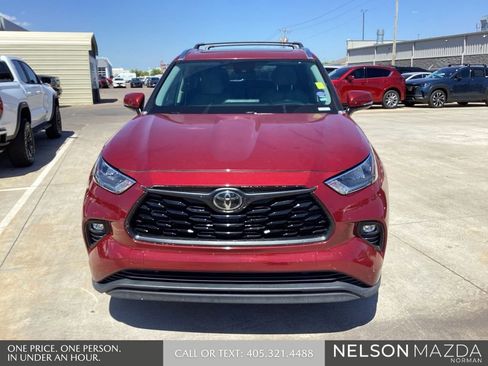 Used 2020 Toyota Highlander XLE image 2