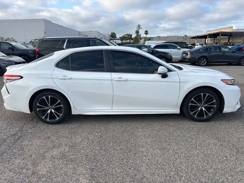 Used 2018 Toyota Camry SE image 4