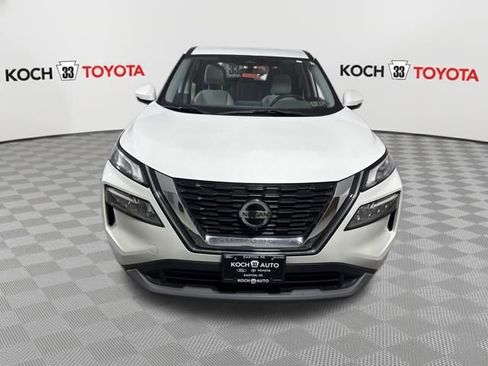 Used 2021 Nissan Rogue SV image 2