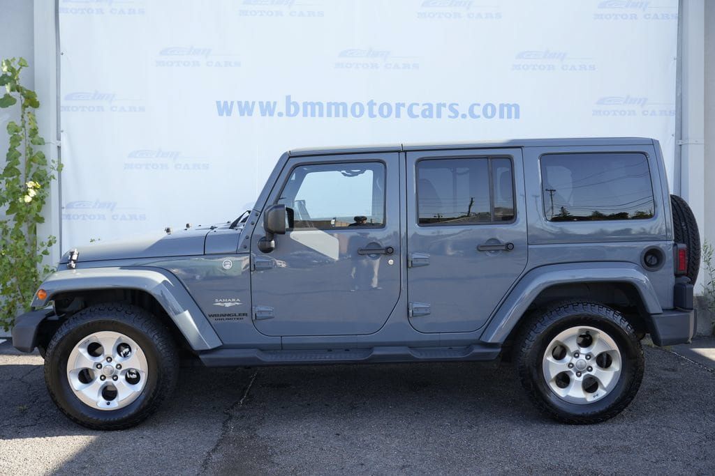 Used 2015 Jeep Wrangler Unlimited Sahara w/ Connectivity Group AWD/4WD image 8