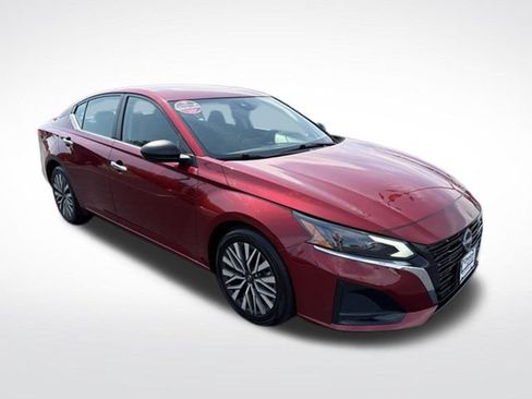 Used 2024 Nissan Altima 2.5 SV FWD image 8