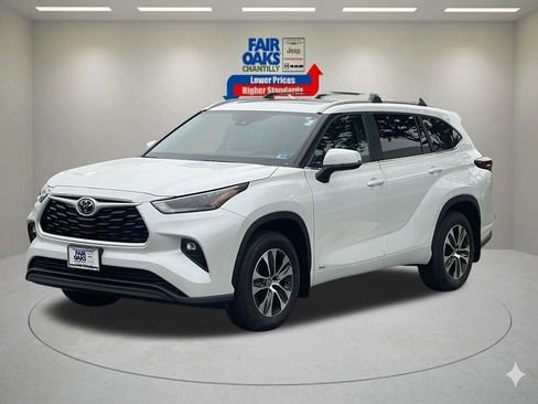 Used 2025 Toyota Highlander XLE AWD/4WD image 2