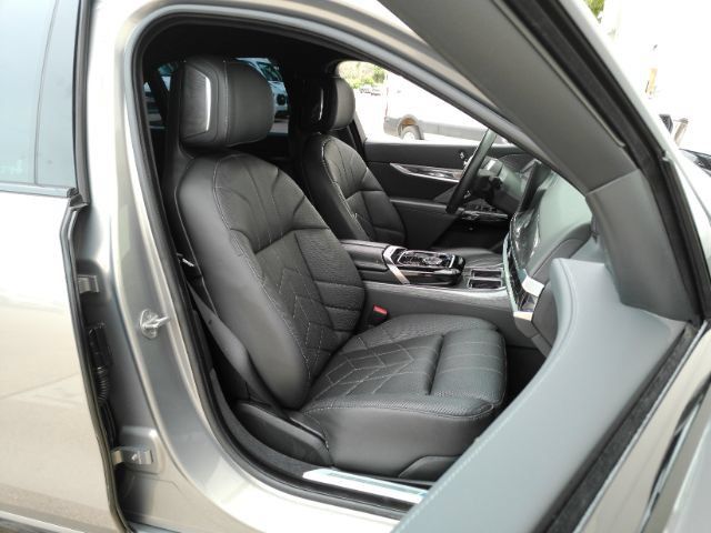 Used 2024 BMW i7 xDrive60 w/ Premium Package AWD/4WD image 26