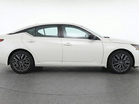Used 2025 Nissan Altima 2.5 SV FWD image 11