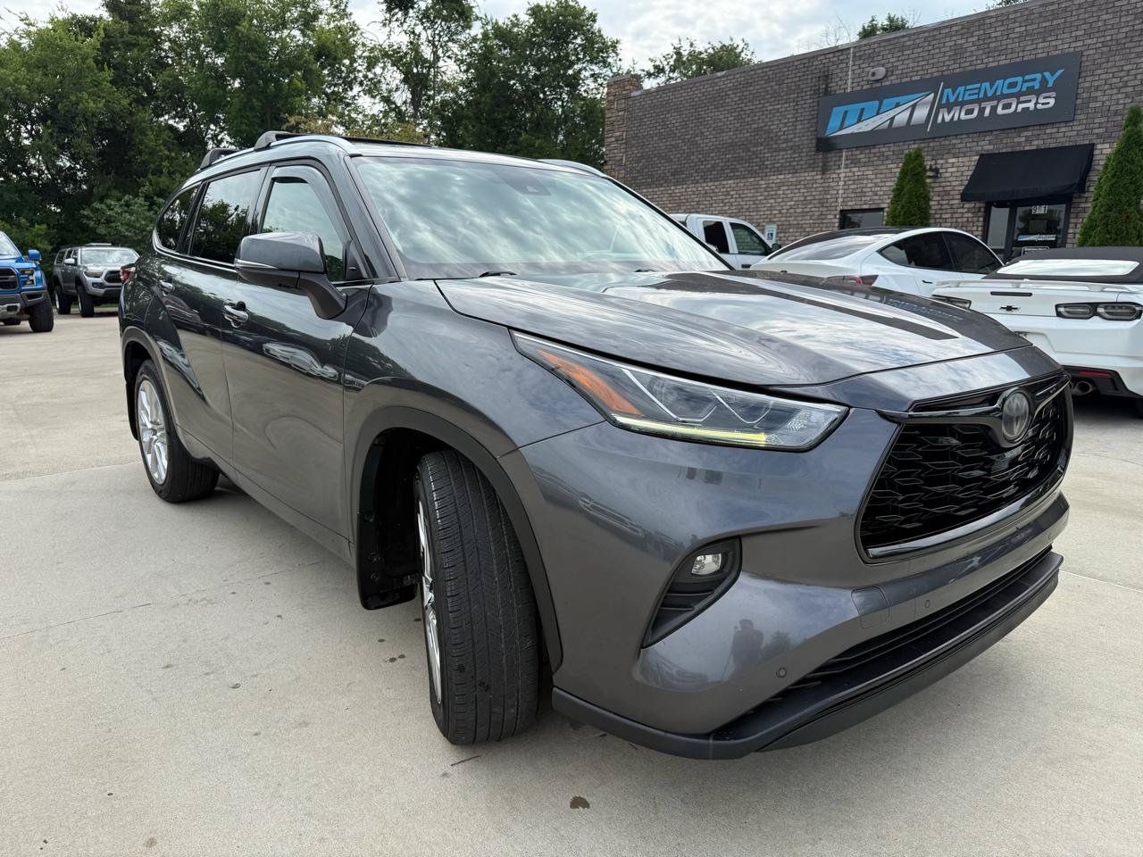 Used 2020 Toyota Highlander Limited AWD/4WD image 3