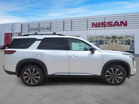 New 2026 Nissan Pathfinder Platinum FWD image 4