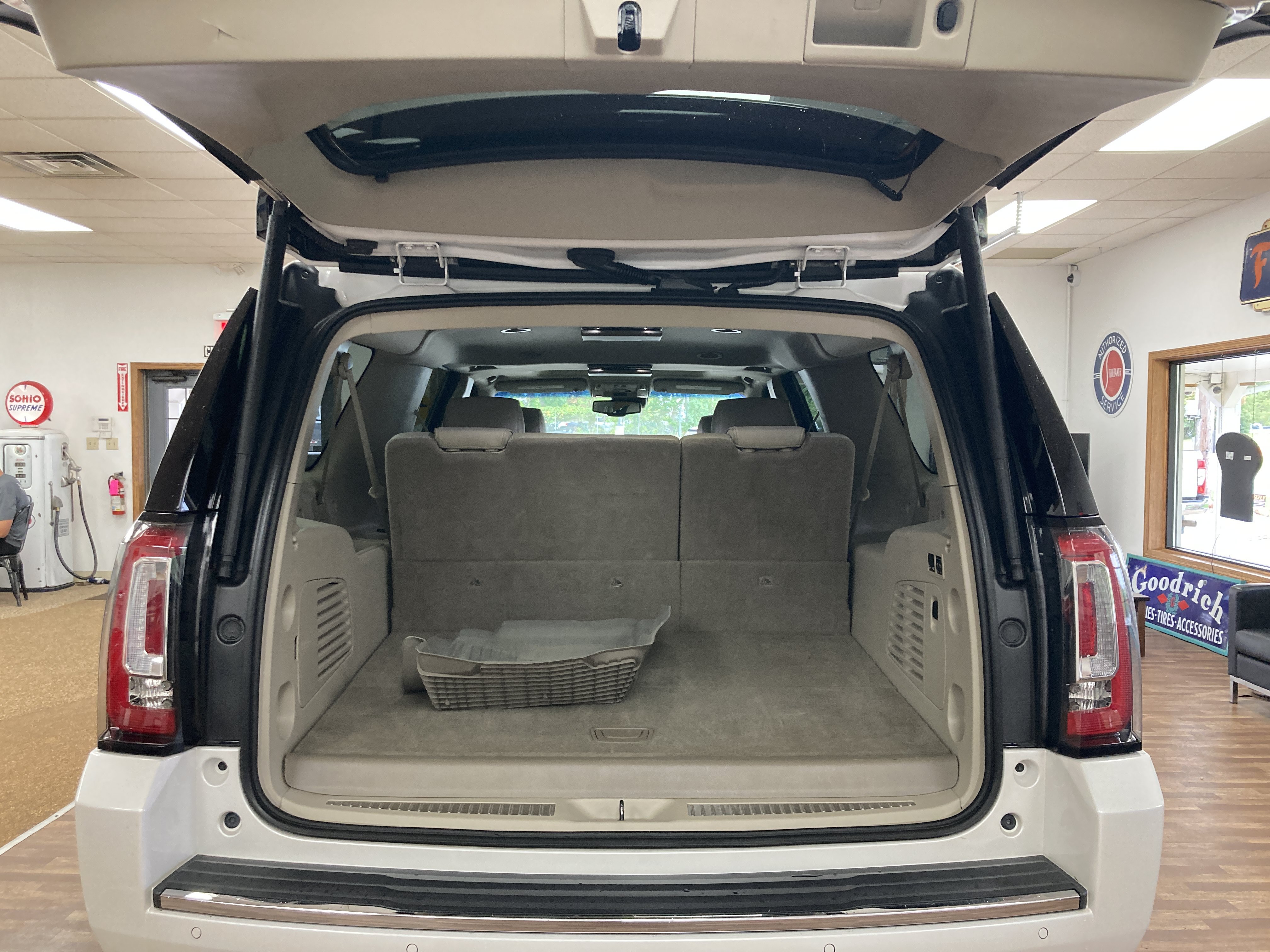 Used 2021 GMC Yukon SLT w/ SLT Premium Package AWD/4WD image 16