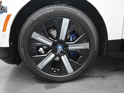 Certified 2024 BMW iX xDrive50 w/ Premium Package AWD/4WD image 4
