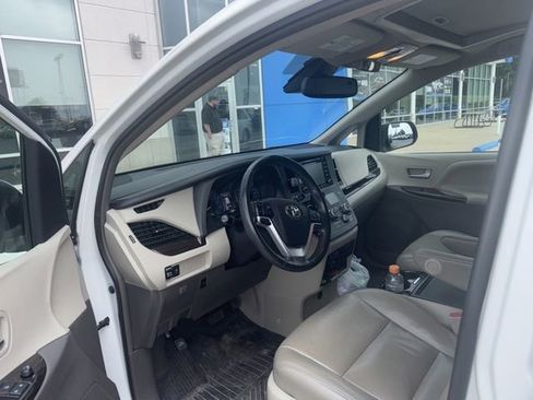 Used 2019 Toyota Sienna XLE FWD image 6