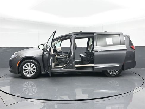 Used 2017 Chrysler Pacifica Touring-L FWD image 40