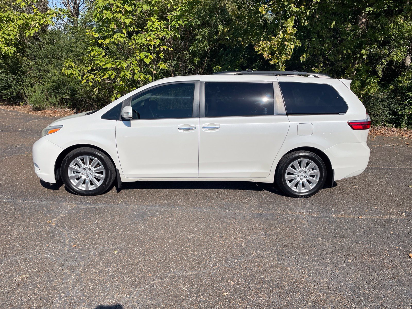 Used 2017 Toyota Sienna Limited FWD image 2