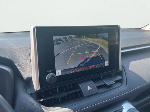 Used 2025 Toyota RAV4 XLE AWD/4WD image 18