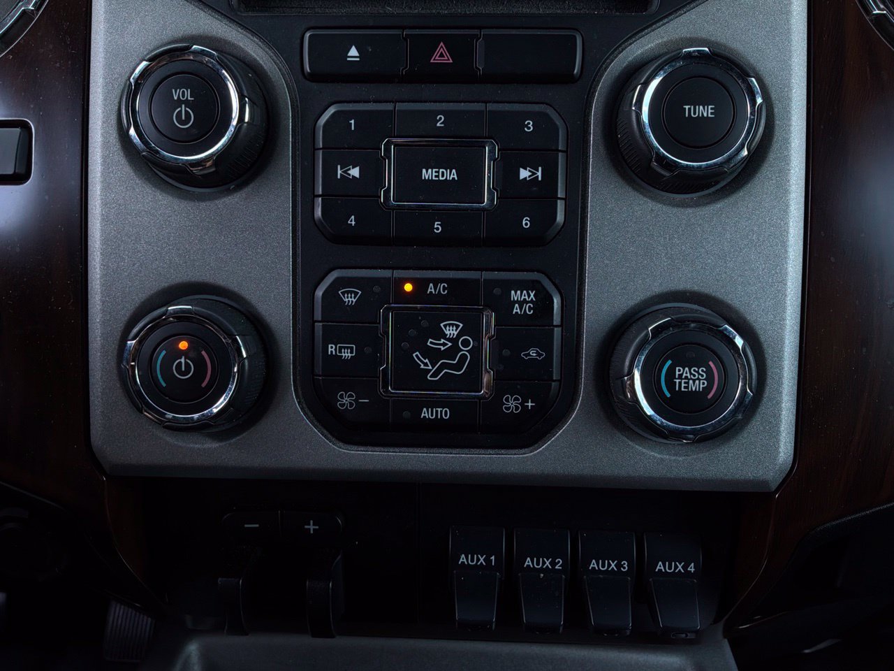 Used 2015 Ford F250 Lariat w/ Lariat Ultimate Package AWD/4WD image 41