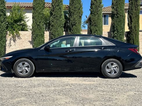 Used 2025 Hyundai Elantra SE FWD image 7