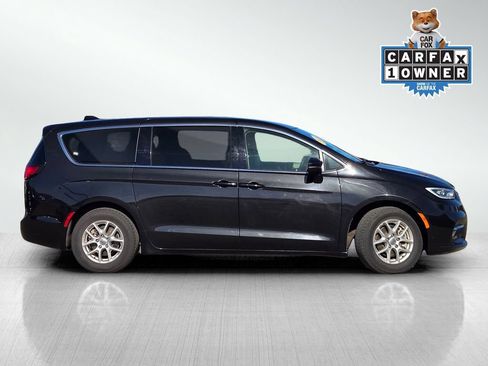 Used 2023 Chrysler Pacifica Touring-L FWD image 3