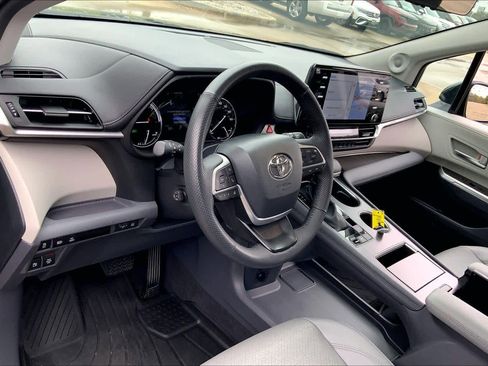 Used 2024 Toyota Sienna Limited image 16