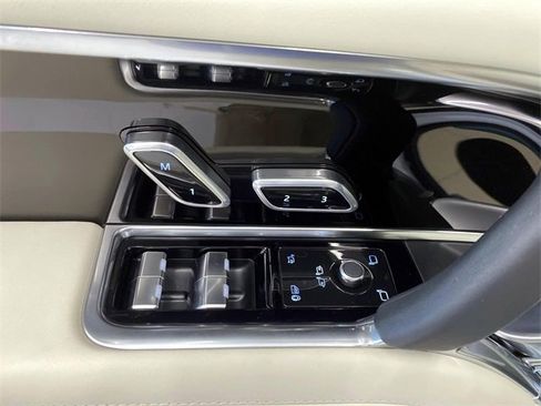 Used 2025 Land Rover Range Rover Long Wheelbase SE image 21