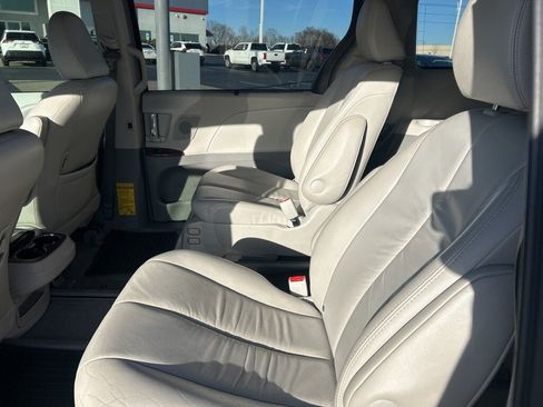 Used 2013 Toyota Sienna XLE image 16