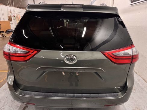 Used 2020 Toyota Sienna XLE 8 Passenger 4dr Mini Van image 7