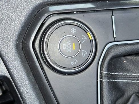 Certified 2022 Volkswagen Tiguan SEL R-Line image 31