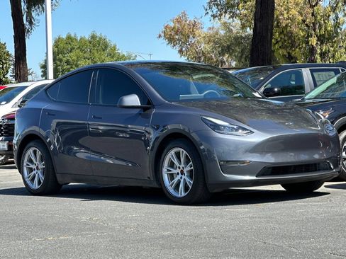 Used 2023 Tesla Model Y Long Range AWD/4WD image 2