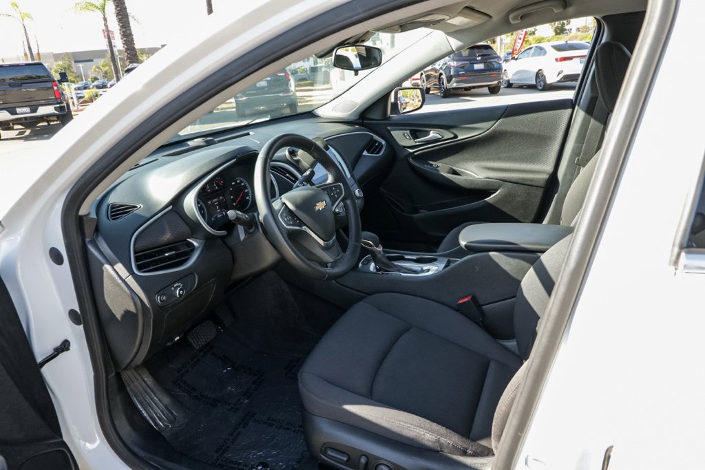Used 2025 Chevrolet Malibu RS FWD image 16