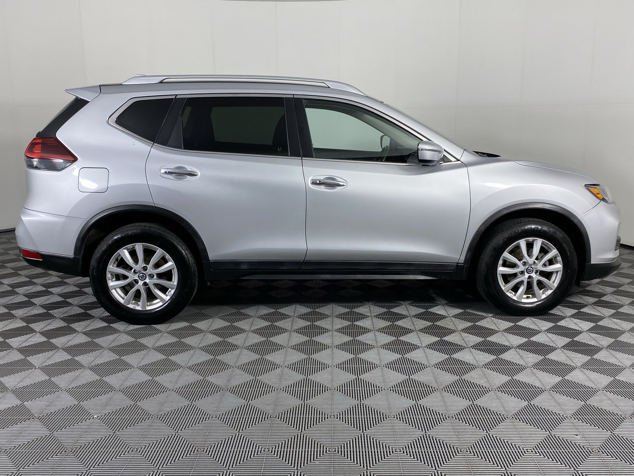 Used 2018 Nissan Rogue SV AWD/4WD image 11