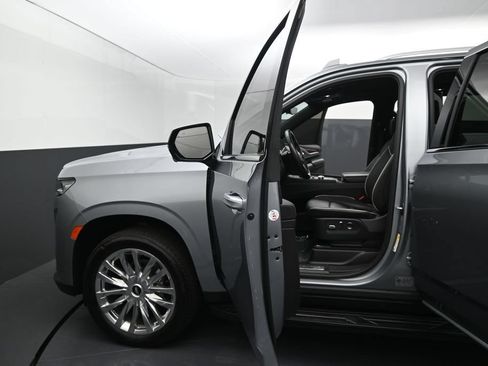 Used 2024 Cadillac Escalade ESV Premium Luxury AWD/4WD image 14
