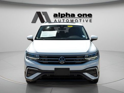 Used 2022 Volkswagen Tiguan SE w/ Panoramic Sunroof Package FWD image 2