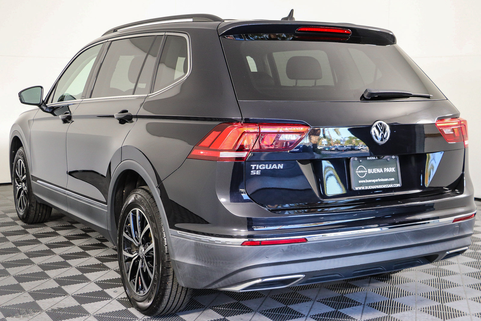 Used 2021 Volkswagen Tiguan SE w/ Panoramic Sunroof Package FWD image 6