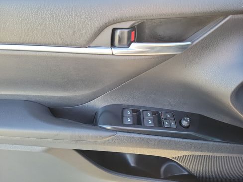 Used 2018 Toyota Camry SE FWD image 13