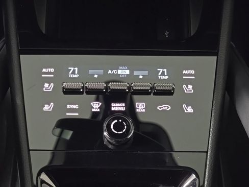 Certified 2024 Porsche Cayenne AWD/4WD image 23