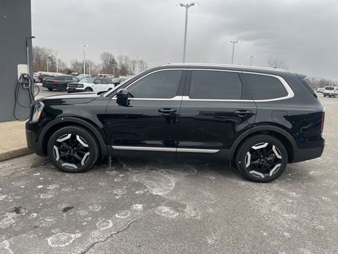 Used 2023 Kia Telluride EX w/ EX Captain's Chair Package image 3