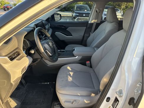 Used 2022 Toyota Highlander LE AWD/4WD image 23