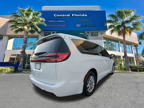 Certified 2024 Chrysler Pacifica Touring-L image 5