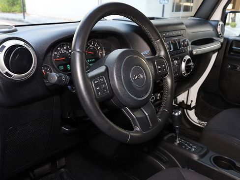 Used 2017 Jeep Wrangler Unlimited Sahara w/ Connectivity Group AWD/4WD image 40