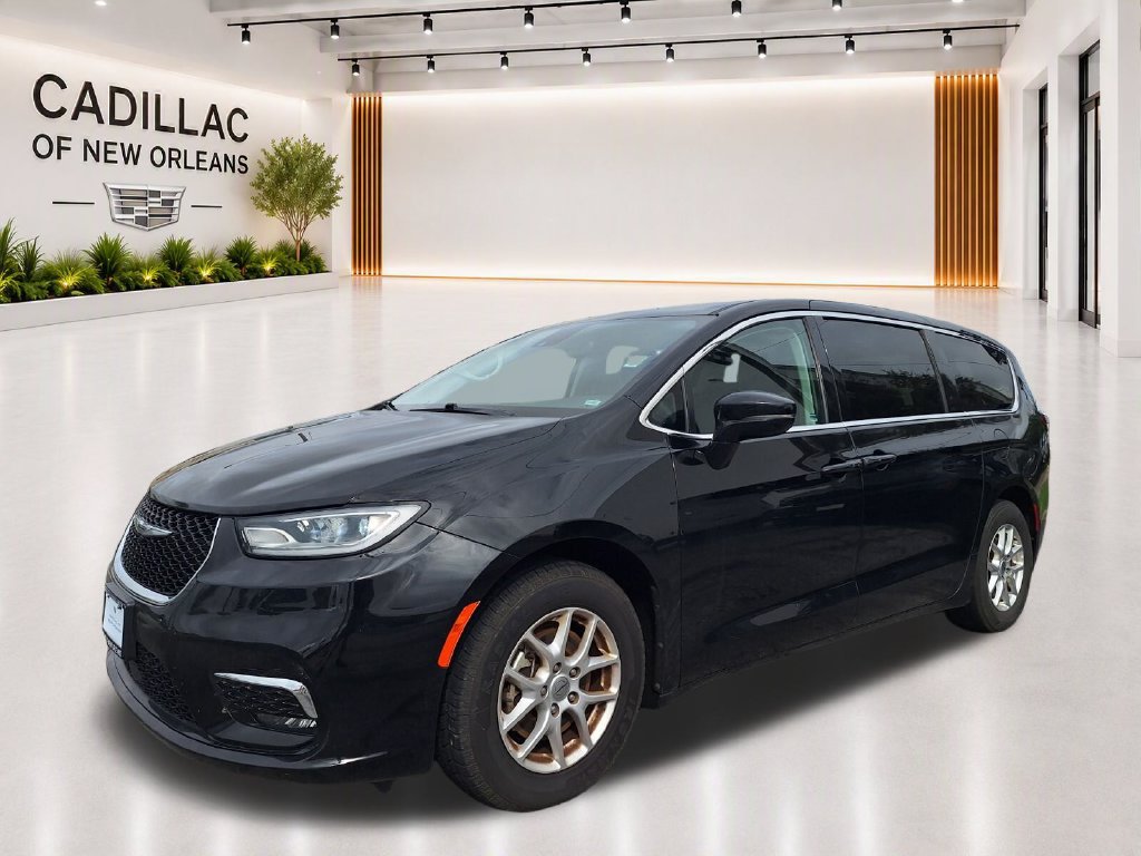 Used 2024 Chrysler Pacifica Touring-L FWD image 3