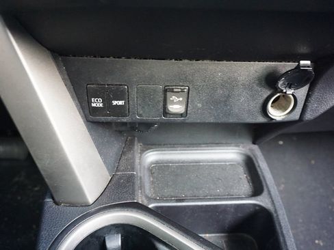 Used 2018 Toyota RAV4 LE FWD image 7
