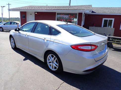 Used 2016 Ford Fusion SE FWD image 4