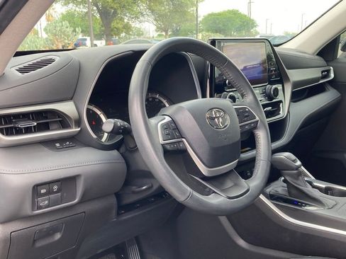 Used 2023 Toyota Highlander XLE image 9