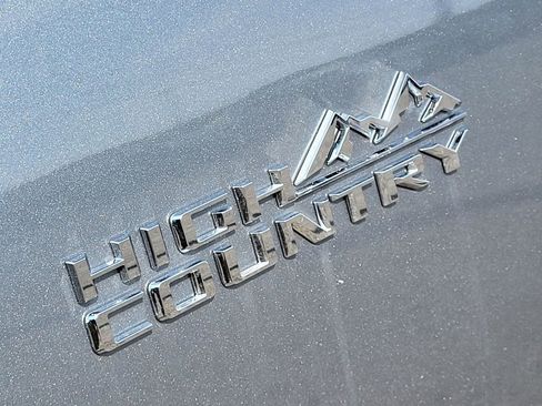 Used 2023 Chevrolet Traverse High Country image 12