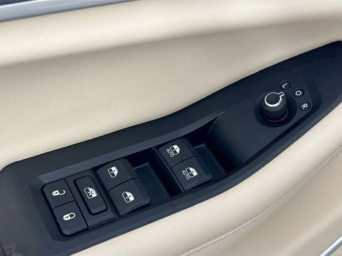 Used 2023 Jeep Grand Cherokee Limited w/ Luxury Tech Group II image 18