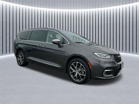 Used 2021 Chrysler Pacifica Limited w/ Premium & Safety Sphere Group image 2