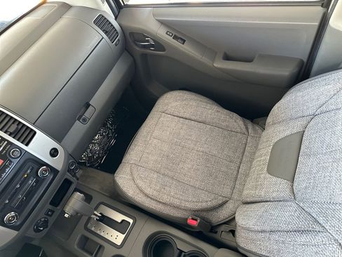 Used 2013 Nissan Frontier SV image 37