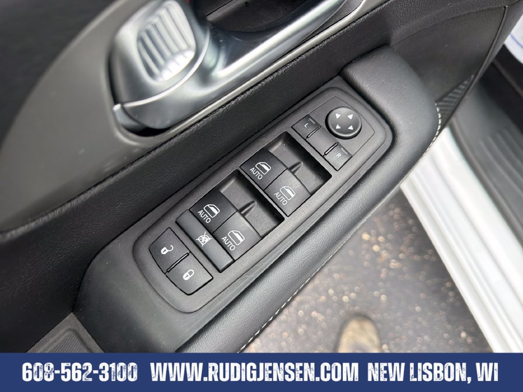 Used 2025 Chrysler Pacifica Select FWD image 11