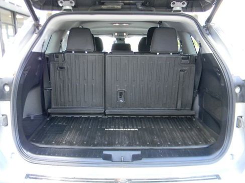 Used 2023 Toyota Highlander LE AWD/4WD image 22